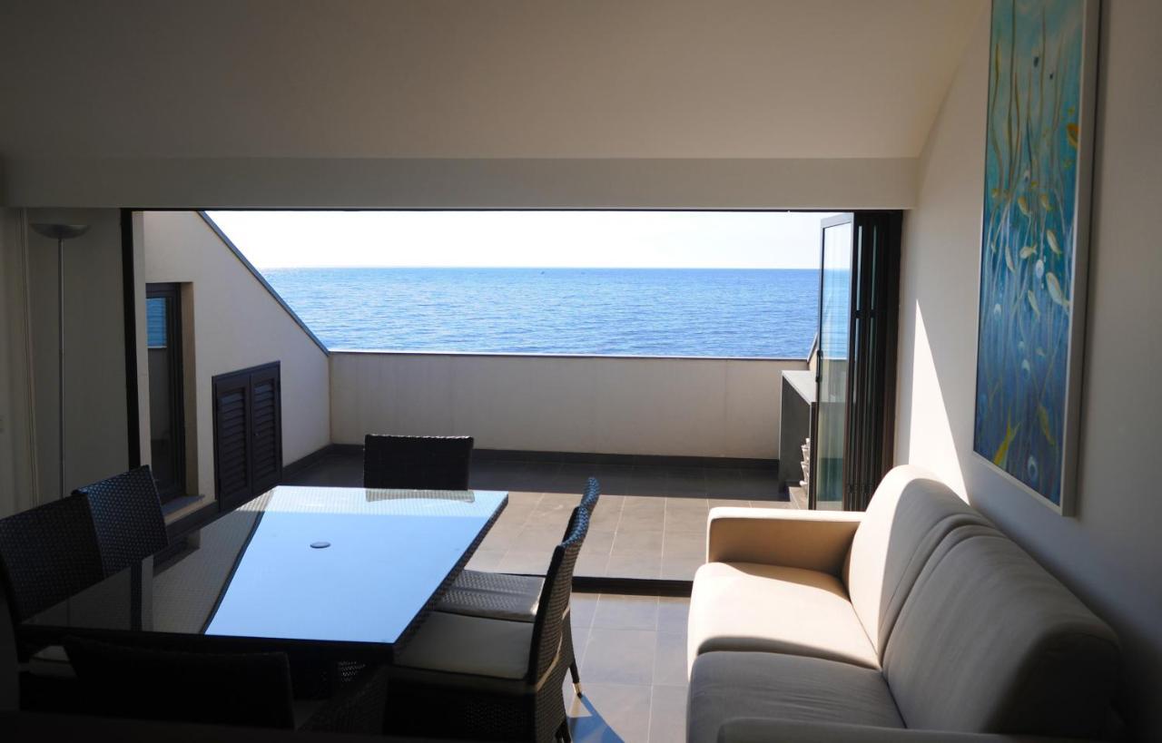 The Roof On The Sea Apartment Фондакело Екстериор снимка